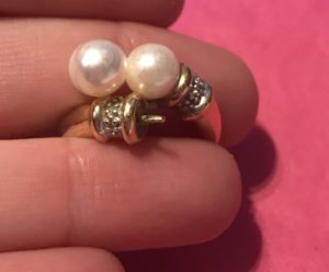Solitaire pearl in a pearl ring
